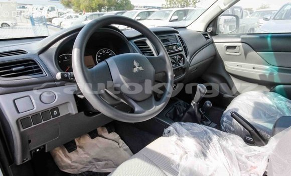 Buy Import Mitsubishi L200 White Car in Import - Dubai in Batken