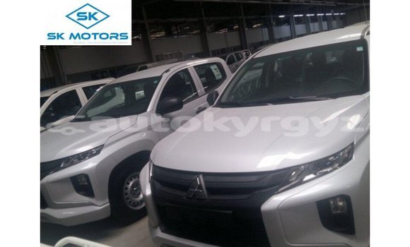 Buy Import Mitsubishi L200 White Car in Import - Dubai in Batken