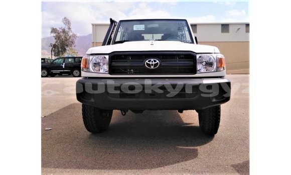 Buy Import Toyota Land Cruiser White Car in Import - Dubai in Batken