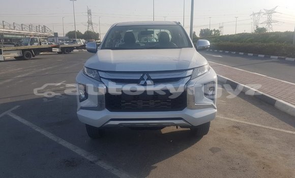 Buy Import Mitsubishi L200 White Car in Import - Dubai in Batken