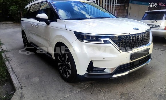 Buy Used Kia Carnival White Car in Bishkek in Bishkek Buy Used Kia Carnival White Car in Bishkek in Bishkek