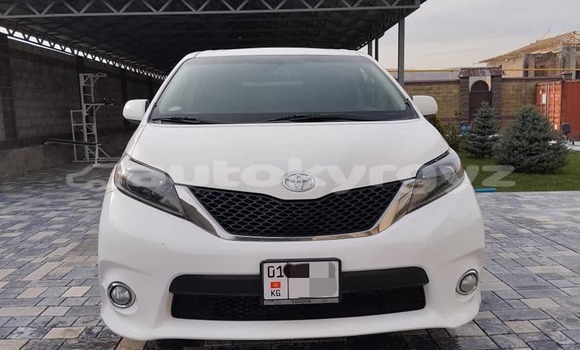 Buy Used Toyota Sienna White Car in Balykchy in Issyk-Kul