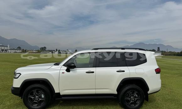 Buy Used Toyota Land Cruiser White Car in Bishkek in Bishkek Buy Used Toyota Land Cruiser White Car in Bishkek in Bishkek