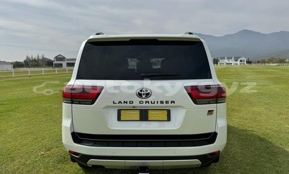Buy Used Toyota Land Cruiser White Car in Bishkek in Bishkek Buy Used Toyota Land Cruiser White Car in Bishkek in Bishkek