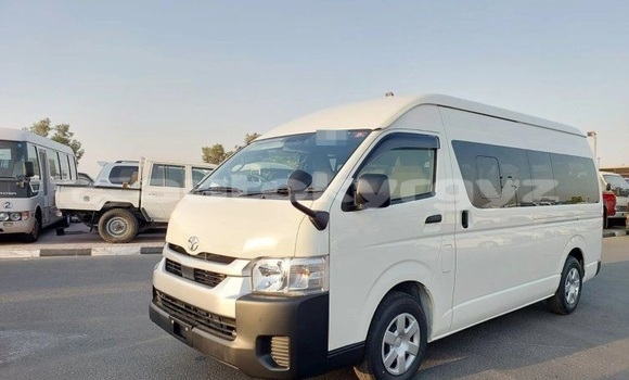 Buy Used Toyota Hiace White Car in Bishkek in Bishkek