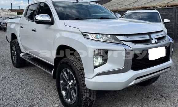 Buy Used Mitsubishi L200 White Car in Bishkek in Bishkek
