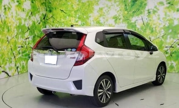 Buy Used Honda FIT White Car in Bishkek in Bishkek Buy Used Honda FIT White Car in Bishkek in Bishkek