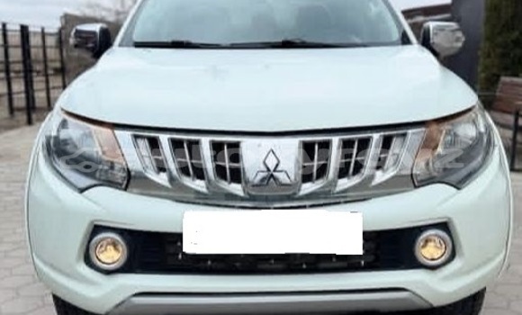 Buy Used Mitsubishi L200 White Car in Bishkek in Bishkek