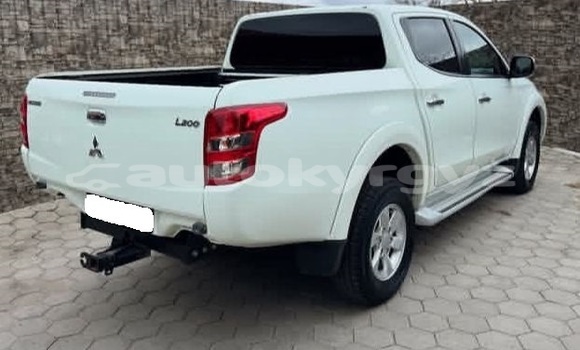 Buy Used Mitsubishi L200 White Car in Bishkek in Bishkek Buy Used Mitsubishi L200 White Car in Bishkek in Bishkek