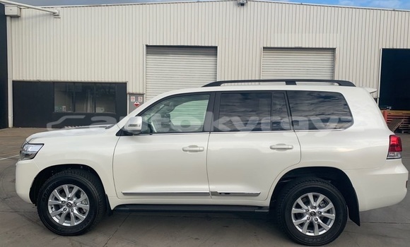 Buy Used Toyota Land Cruiser White Car in Bishkek in Bishkek Buy Used Toyota Land Cruiser White Car in Bishkek in Bishkek