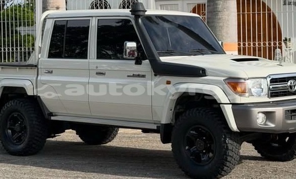 Buy Used Toyota Land Cruiser White Car in Bishkek in Bishkek