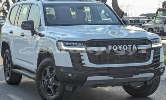 Buy Used Toyota Land Cruiser White Car in Bishkek in Bishkek